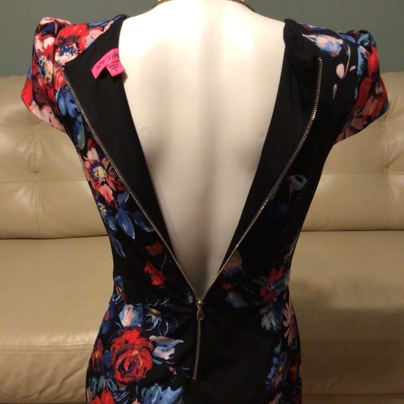 SOLD Betsey Johnson Floral Pencil Dress Sz 6 - Picture 2 of 12